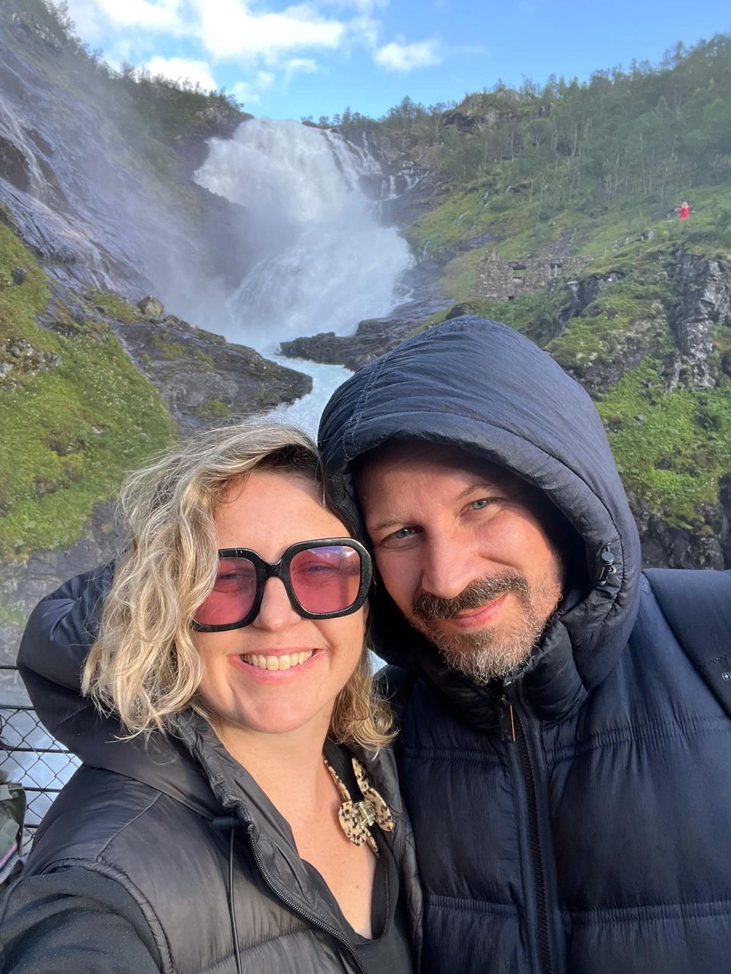 Jula & Vincent by a waterfall